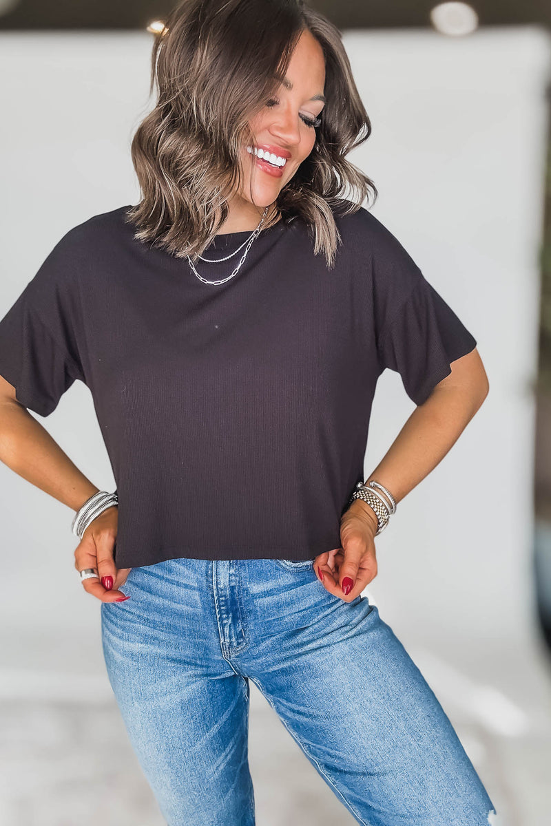 RIBBED BLACK ROUND-NECK CROP BOX TEE