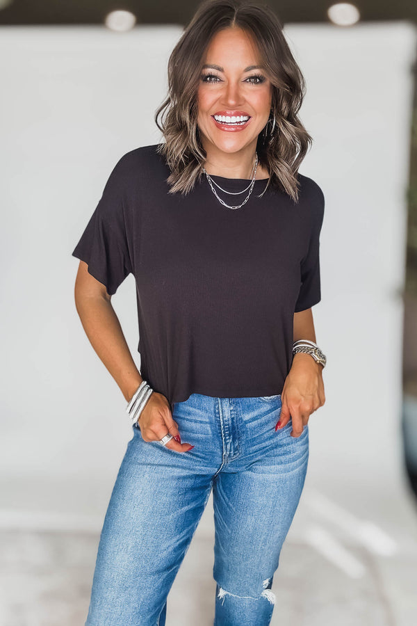 RIBBED BLACK ROUND-NECK CROP BOX TEE