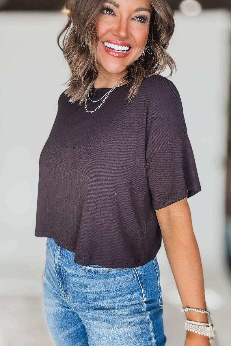 RIBBED BLACK ROUND-NECK CROP BOX TEE
