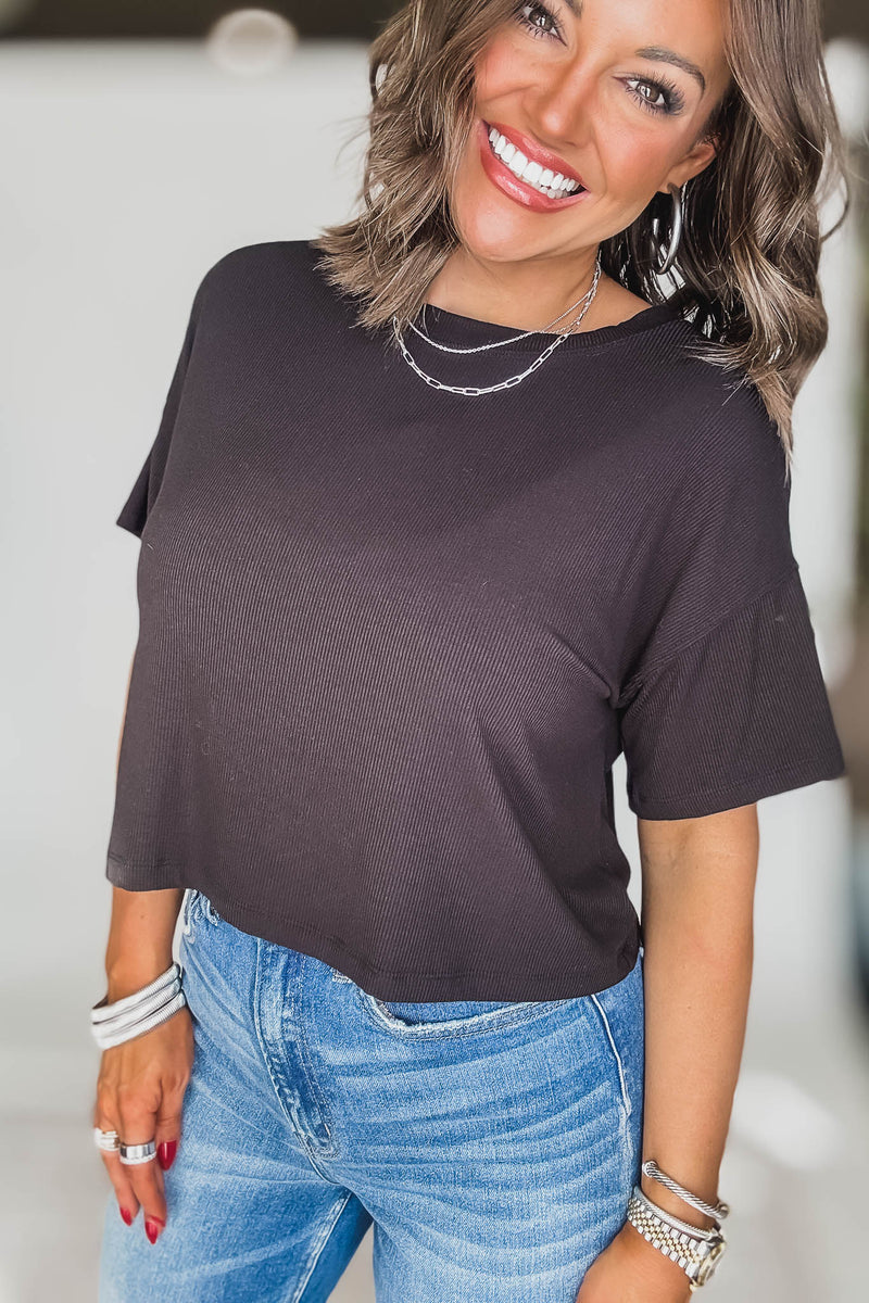 RIBBED BLACK ROUND-NECK CROP BOX TEE