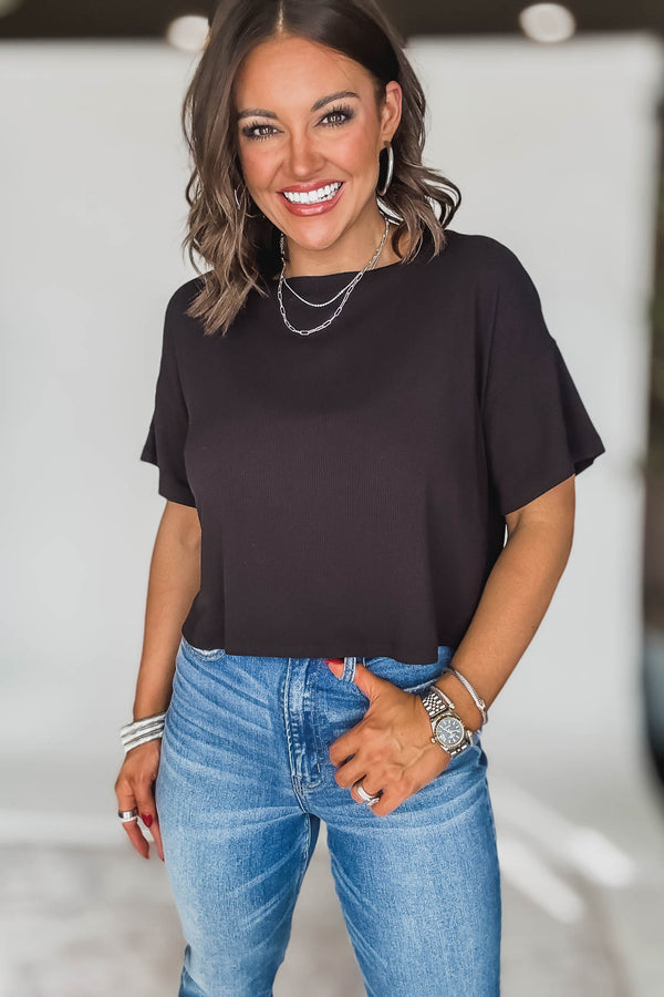 RIBBED BLACK ROUND-NECK CROP BOX TEE